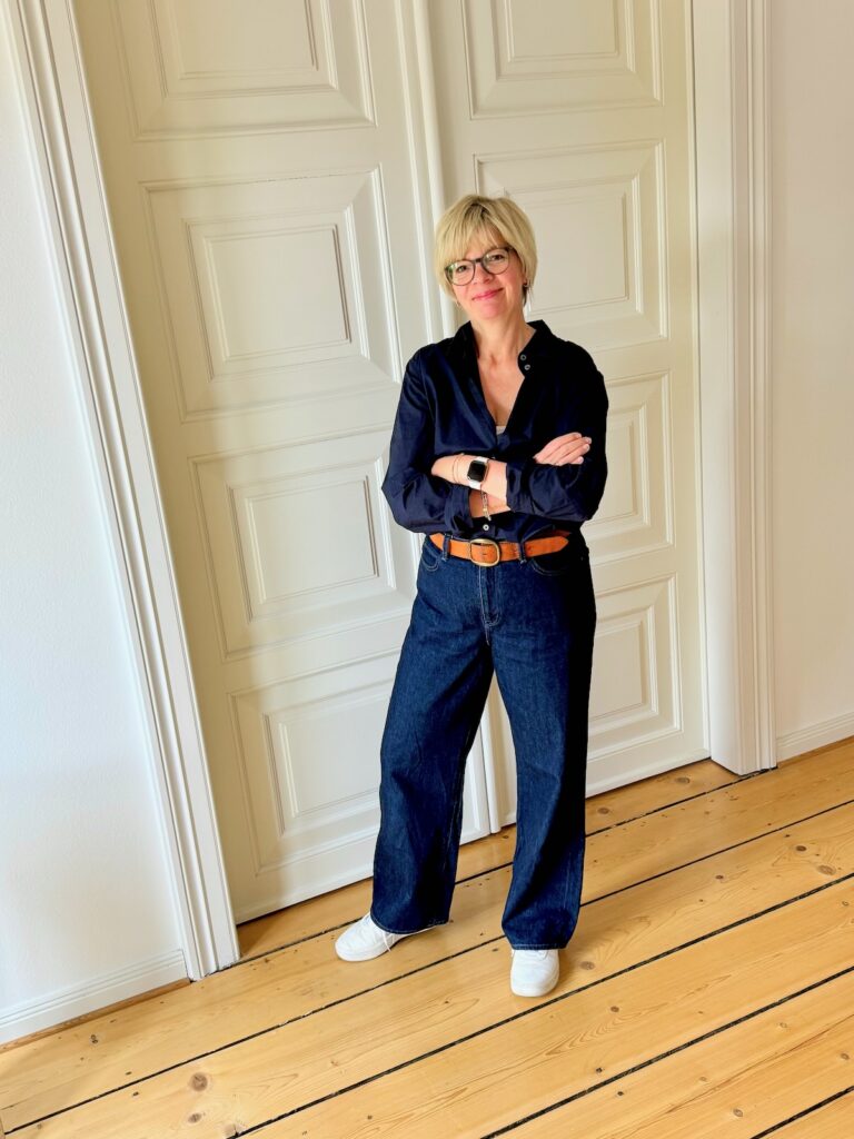 Outfits der 20. Wo 26-frischer Frühling-lifewithaglow-dunkelblaue wide leg Jeans-beiger Cardigan-Blazer oliv- blaue Bluse