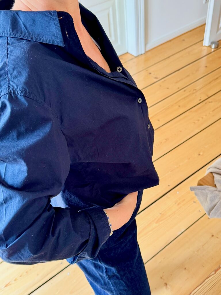 Outfits der 20. Wo 26-frischer Frühling-lifewithaglow-dunkelblaue wide leg Jeans-beiger Cardigan-Blazer oliv- blaue Bluse