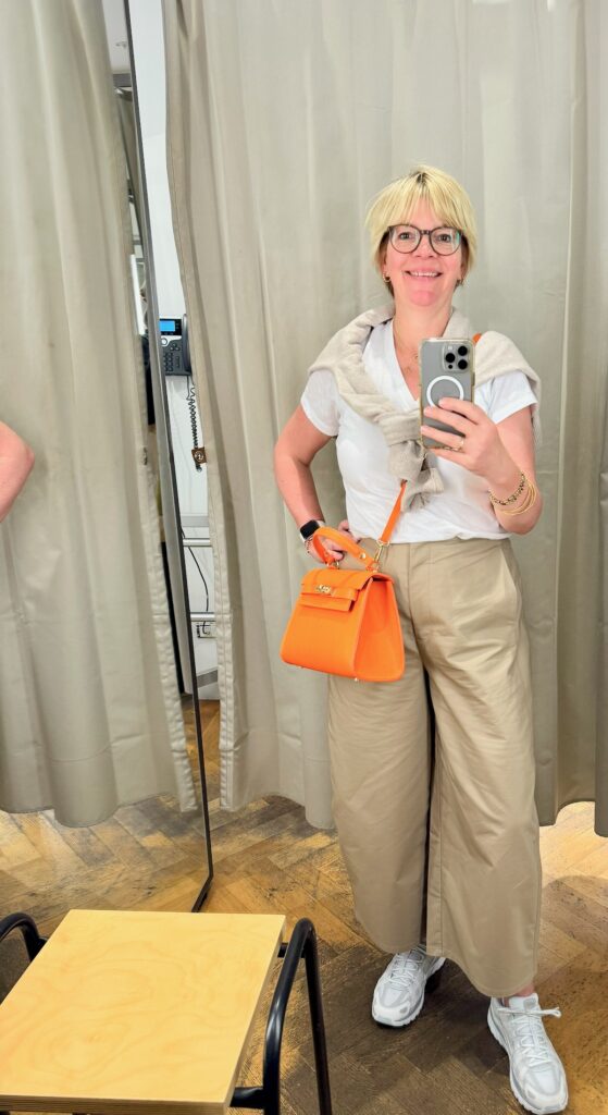 Outfits der 20. Wo 26-frischer Frühling-lifewithaglow-beige weite Hose-weißes T-Shirt-Sneaker