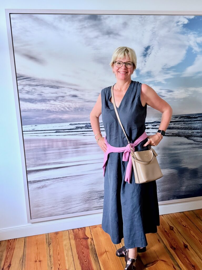 Blaues Leinenkleid-bunt kombiniert-lifewithaglow