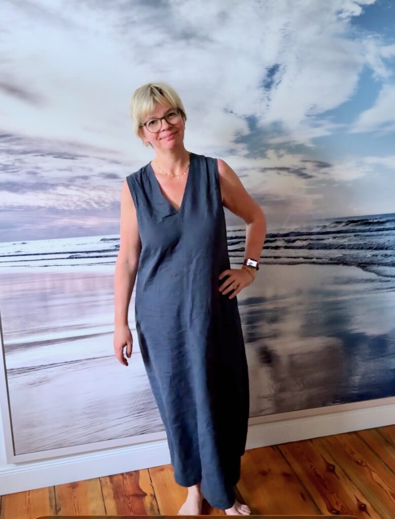 Blaues Leinenkleid-bunt kombiniert-lifewithaglow