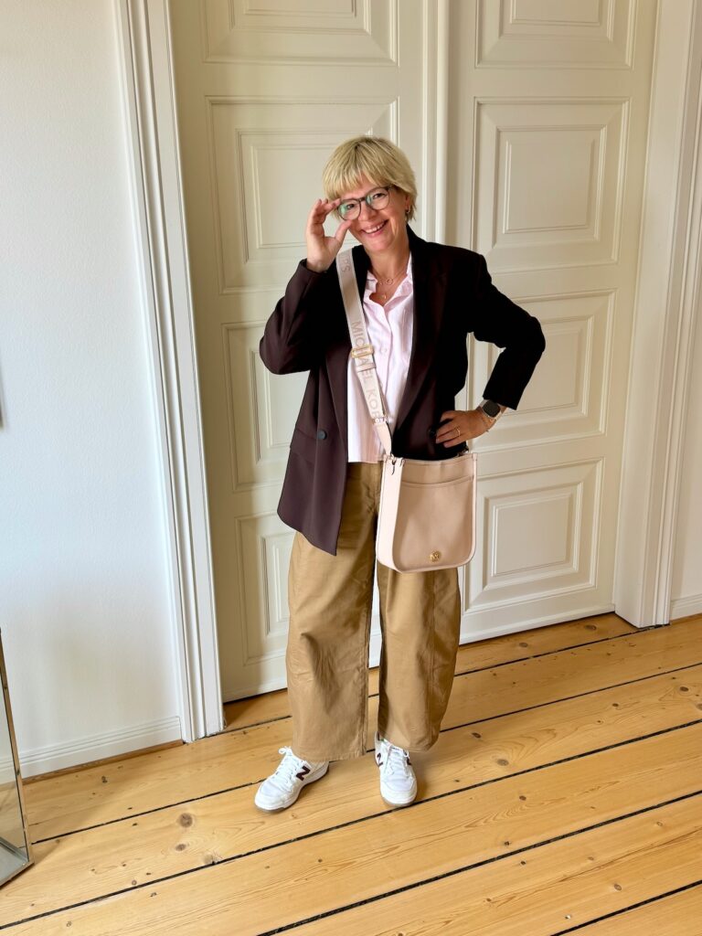 Brauner Blazer-5 Kombinationen-Inspo-lifewithaglow-Barrel-Leg-Hose-Oxfordhemd boxy-Sneaker