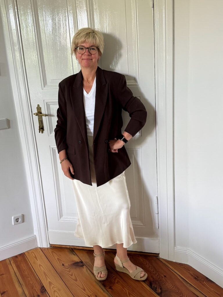 Brauner Blazer-5 Kombinationen-Inspo-lifewithaglow-Satinrock-T-Shirt-Keilsandalen mit Bast