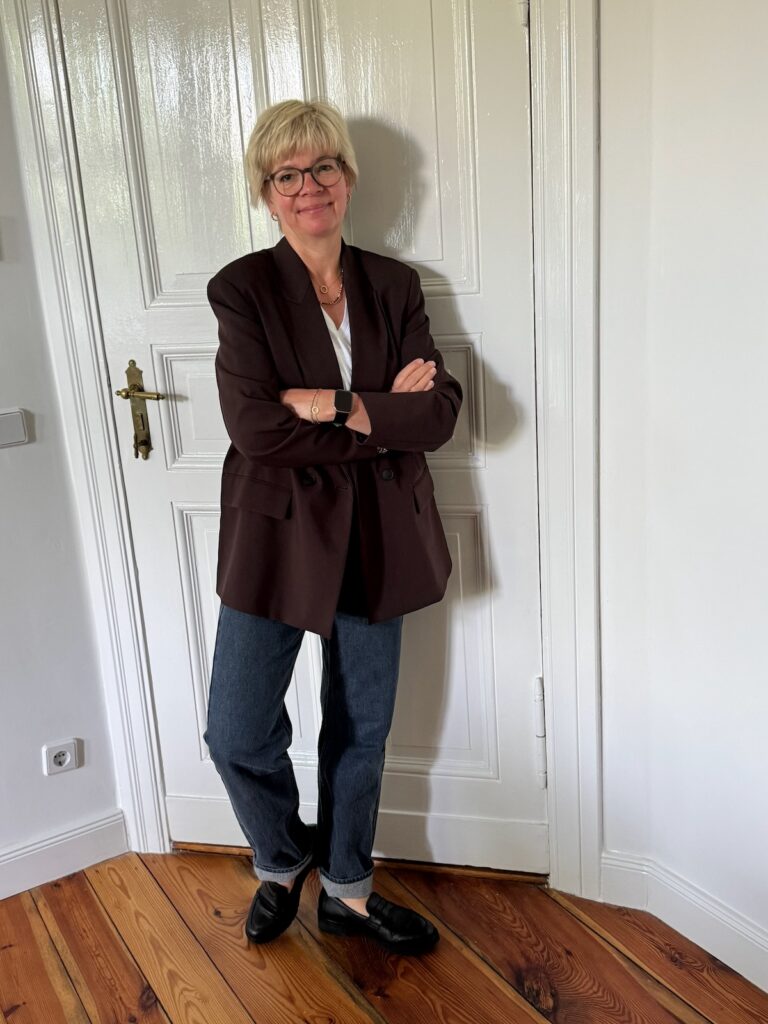 Brauner Blazer-5 Kombinationen-Inspo-lifewithaglow-wideleg-straight Jeans-T-Shirt-Loafer