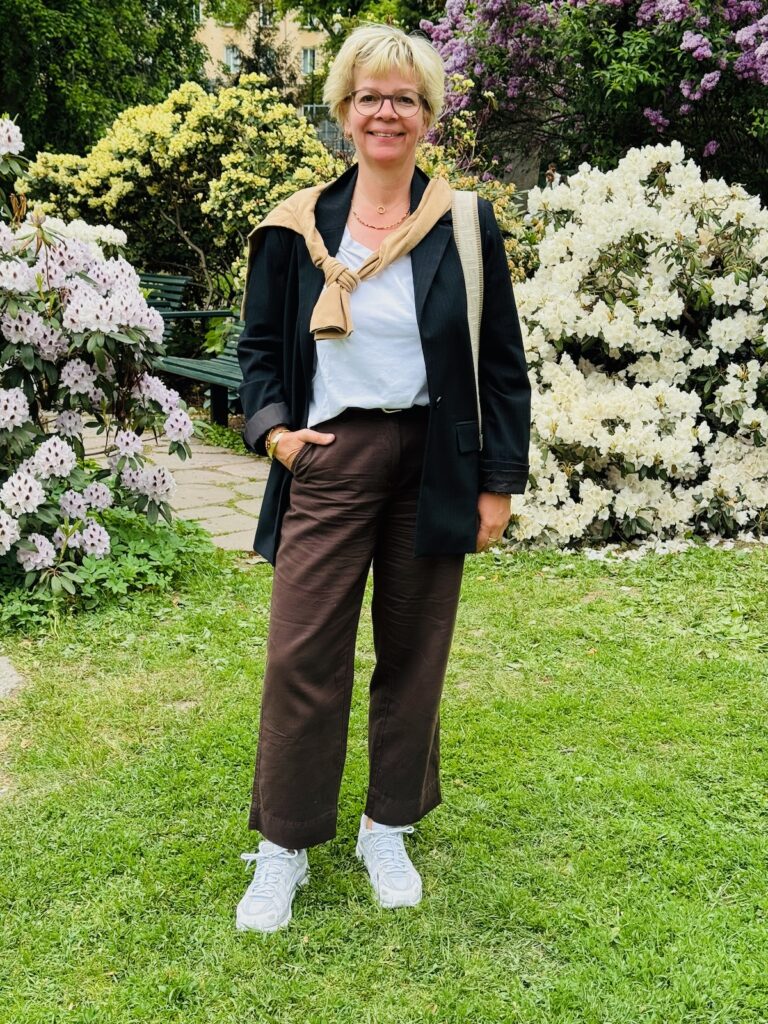 Outfitinspirationen 23. Woche 2026-drei gefühlte Jahreszeiten-lifewithaglow- weißes T-Shirt-braune Chino mit weiterem Bein-Nadelstreifenblazer-Cardigan in Camel-weiße Sneaker