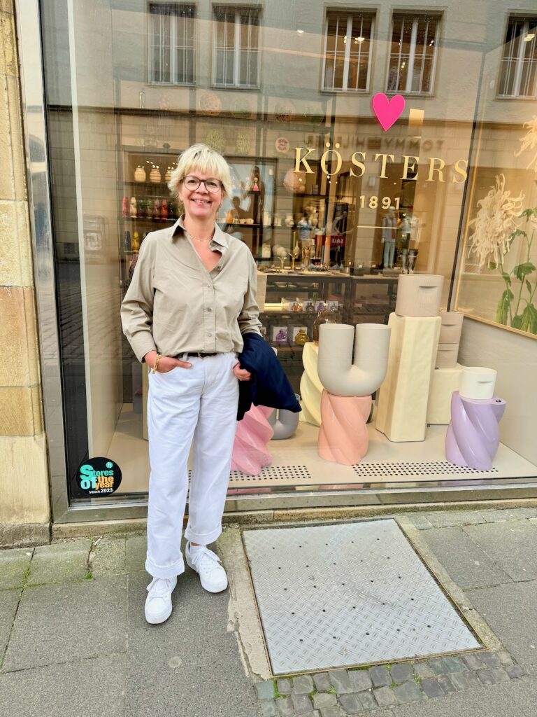 Outfitinspirationen 23. Woche 2026-drei gefühlte Jahreszeiten-lifewithaglow- weiße weite Jeans-weiße Sneaker-Bluse in sage/hell oliv