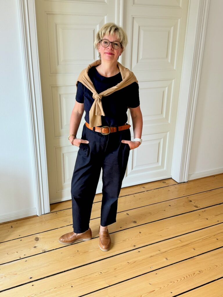 Outfitinspirationen 23. Woche 2026-drei gefühlte Jahreszeiten-lifewithaglow- blaue weite Hose-Loafer in Camel-dunkleblaues T-Shirt- Cardigan in Camel-Tasche Bordeaux-Armbänder Pera Schmuckmanufaktur