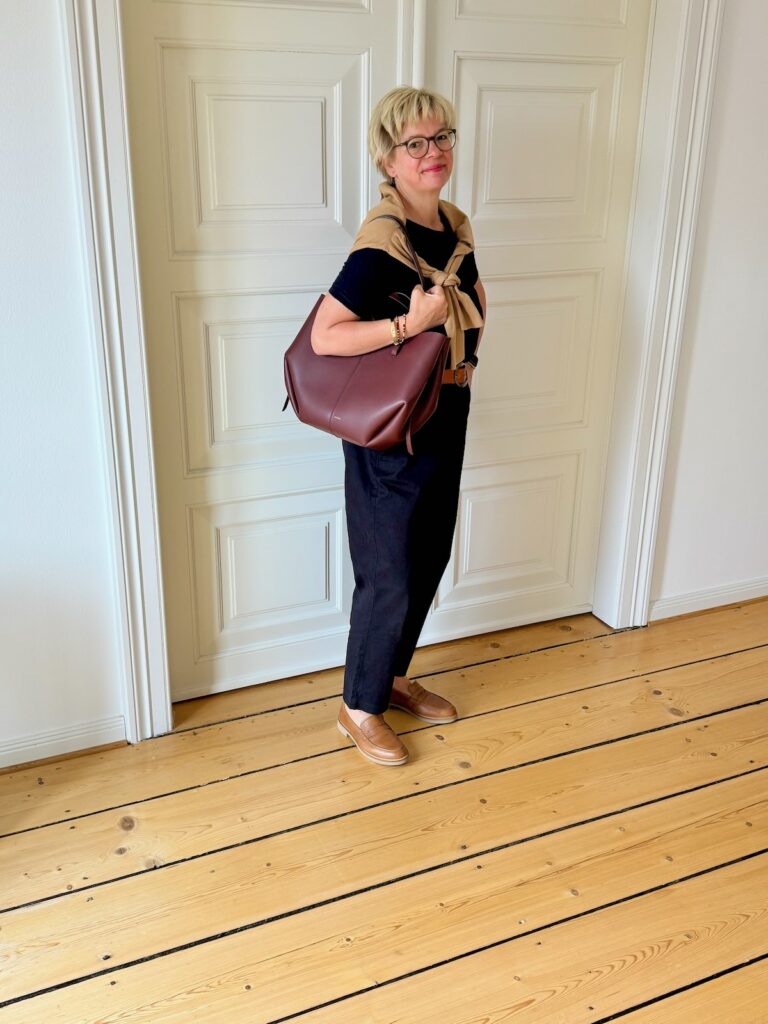Outfitinspirationen 23. Woche 2026-drei gefühlte Jahreszeiten-lifewithaglow- blaue weite Hose-Loafer in Camel-dunkleblaues T-Shirt- Cardigan in Camel-Tasche Bordeaux-Armbänder Pera Schmuckmanufaktur