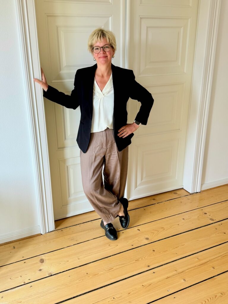 Outfitinspirationen 23. Woche 2026-drei gefühlte Jahreszeiten-lifewithaglow- weite Hose in Taupe-Seidentunika in eierschalenfarben-Loafer-Blazer-Armbänder Pera Schmuckmanufaktur