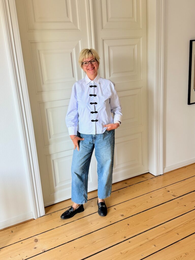 Outfitinspirationen 23. Woche 2026-drei gefühlte Jahreszeiten-lifewithaglow- Bluse mit Knebelknöpfen-Barrel leg Jeans-Laofer- Nadelstreifenblazer