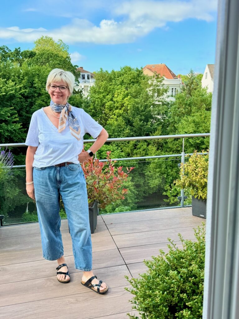 Outfitinspirationen 23. Woche 2026-drei gefühlte Jahreszeiten-lifewithaglow- weißes T-Shirt-Barrel Leg Jeans- Seidentuch-Pantoletten