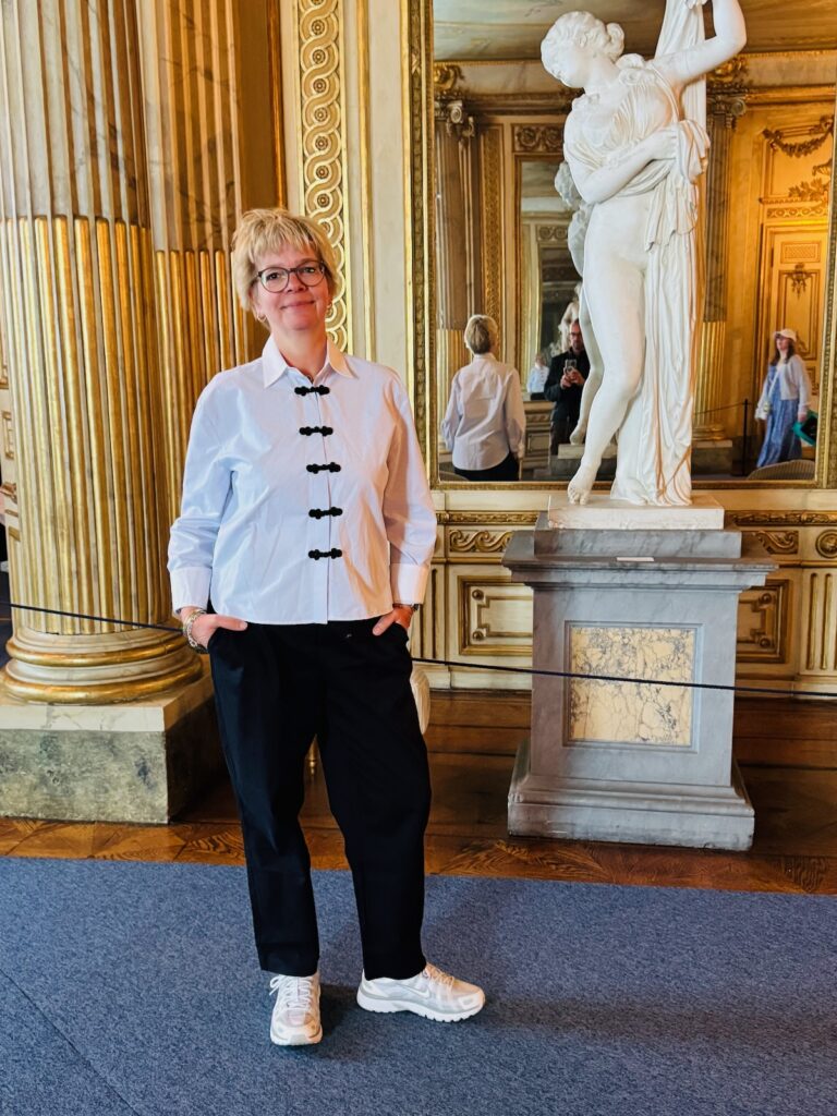 Outfitinspirationen 23. Woche 2026-drei gefühlte Jahreszeiten-lifewithaglow- Bluse mit Knebelknöpfen-dunkelblaue weite Hose-Sneaker