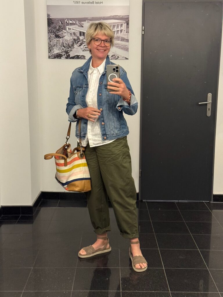 Outfitinspirationen 26. Woche 2026-Halbzeit-Sommer-lifewithaglow-Barrel leg Khaki-Bluse ärmellos mit Spitzenfront-Sandalen Khaki-Handtasche gestreift-Armbänder Pera Schmuckmanufaktur