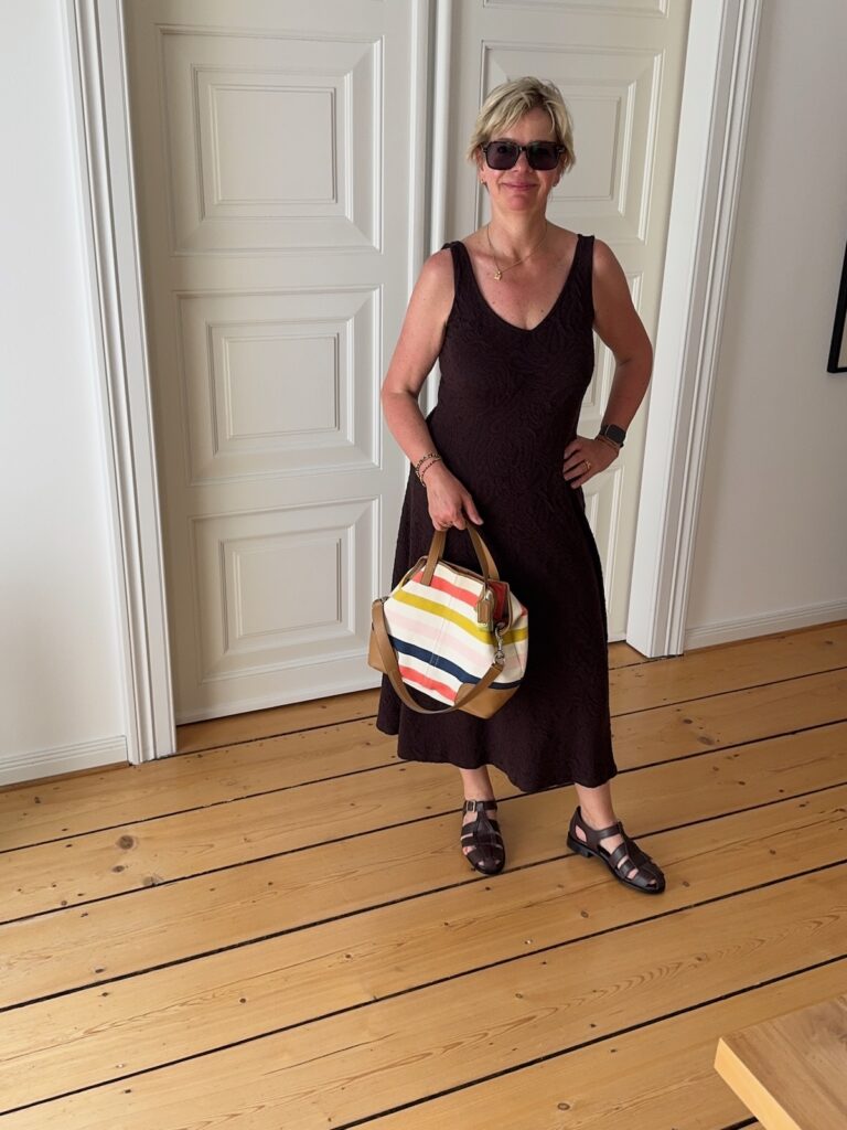 Outfitinspirationen 26. Woche 2026-Halbzeit-Sommer-lifewithaglow-braunes Trägerkleid-Fischerman Sandalen in braun-gestreifte Tasche