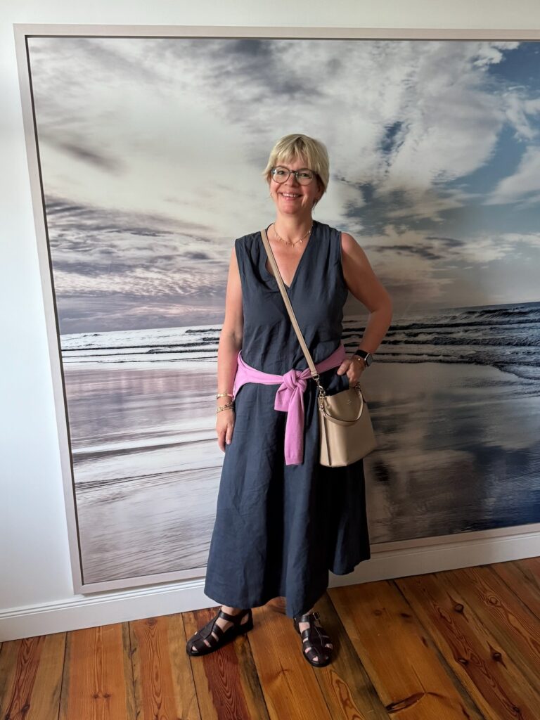 Outfitinspirationen 26. Woche 2026-Halbzeit-Sommer-lifewithaglow-Leinenkleid dunkelblau mit V-Ausschnitt-Strickjacke leicht in pink-fischermai Sandalen in braun-Bucketbag in beige