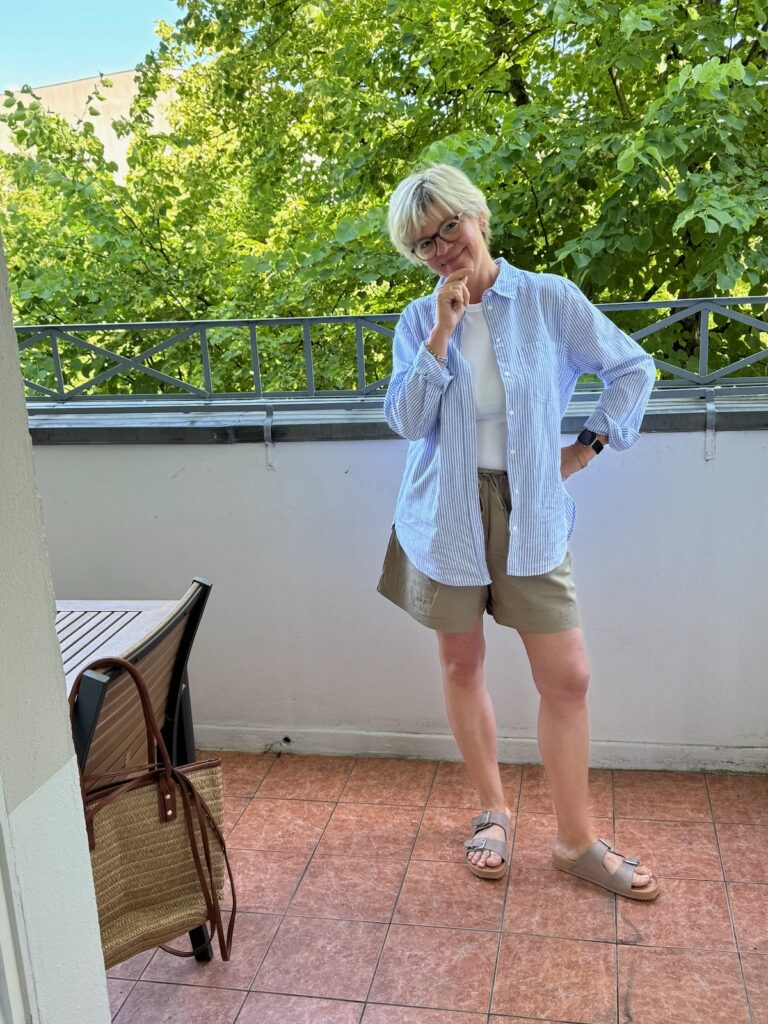 Outfitinspirationen 26. Woche 2026-Halbzeit-Sommer-lifewithaglow-Shorts Leinen oliv-Top gerippt racerback weiß-Hemd Leinen blau weiß gestreift-Pantoletten oliv