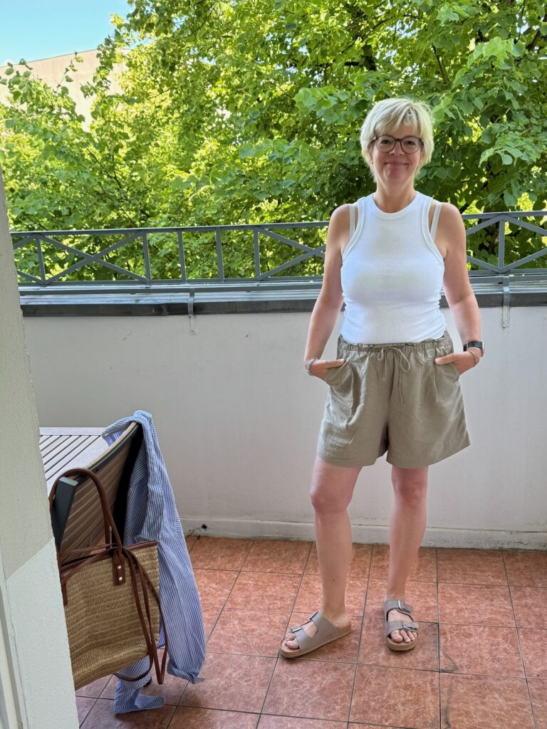 Outfitinspirationen 26. Woche 2026-Halbzeit-Sommer-lifewithaglow-Shorts Leinen oliv-Top gerippt racerback weiß-Hemd Leinen blau weiß gestreift-Pantoletten oliv