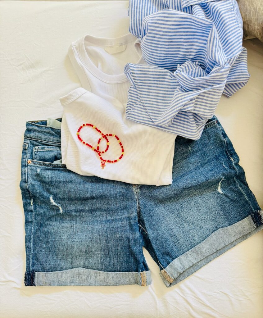 Outfitinspirationen 26. Woche 2026-Halbzeit-Sommer-lifewithaglow-Shorts Jeans-Top mit racerback gerippt weiß-Leinenhemd blau weiß gestreift-Pantoletten rosa-Korbtasche-Armbänder Pera Schmuckmanufaktur