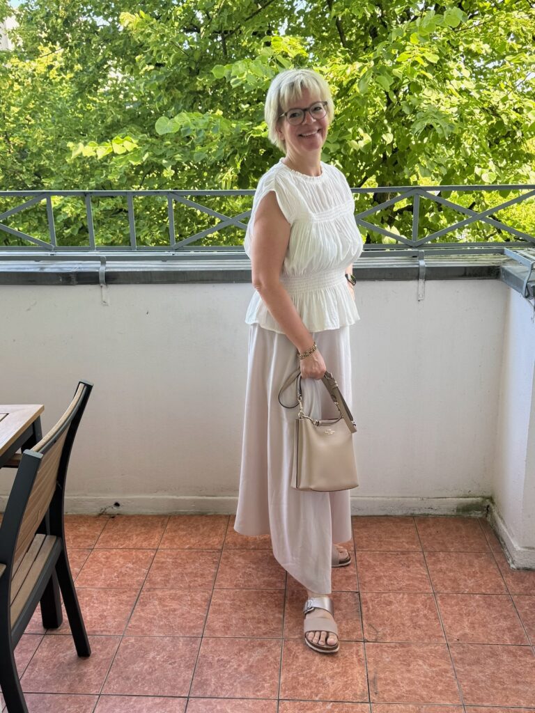 Outfitinspirationen 26. Woche 2026-Halbzeit-Sommer-lifewithaglow-Maxirock altrosa Crêpe-gesmokte Bluse ecru-Pantoletten rosa- Korbtasche bzw. Bucket bag