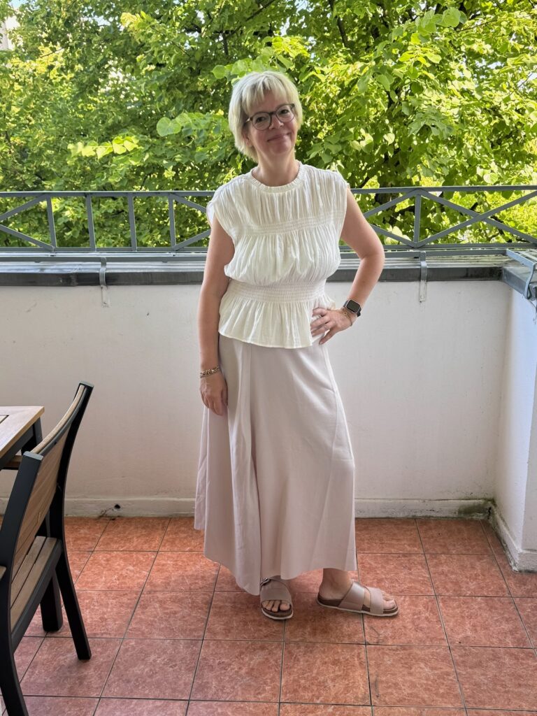 Outfitinspirationen 26. Woche 2026-Halbzeit-Sommer-lifewithaglow-Maxirock altrosa Crêpe-gesmokte Bluse ecru-Pantoletten rosa- Korbtasche bzw. Bucket bag
