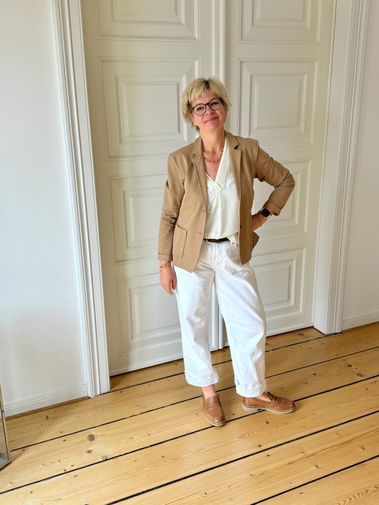 Outfitinspirationen 24. Wo 26-Outfits-lifewithaglow-wieße weite Jeans-Bluse eierschalenfarben-Blazer camel-Loafer Camel-Armbänder Pera Schmuckmanufaktur