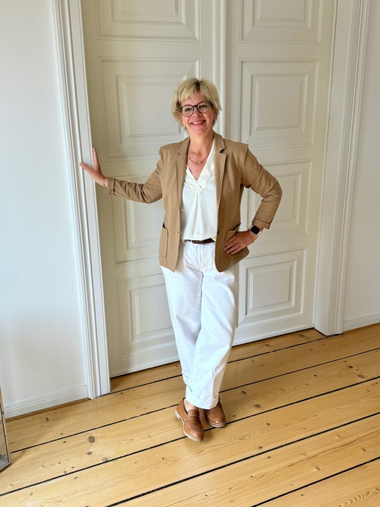 Outfitinspirationen 24. Wo 26-Outfits-lifewithaglow-wieße weite Jeans-Bluse eierschalenfarben-Blazer camel-Loafer Camel-Armbänder Pera Schmuckmanufaktur