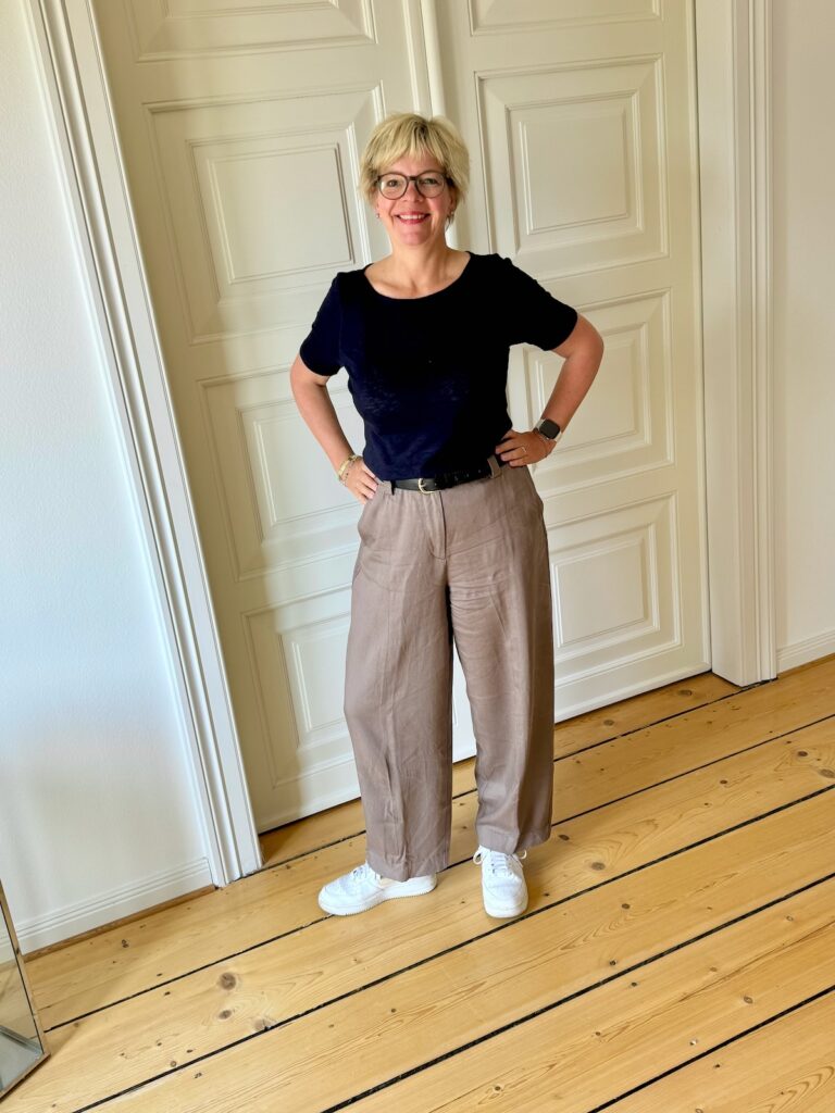 Outfitinspirationen 24. Wo 26-Outfits-lifewithaglow-weite Hose taube-dunkelblaues T-Shirt-Sneaker weiß