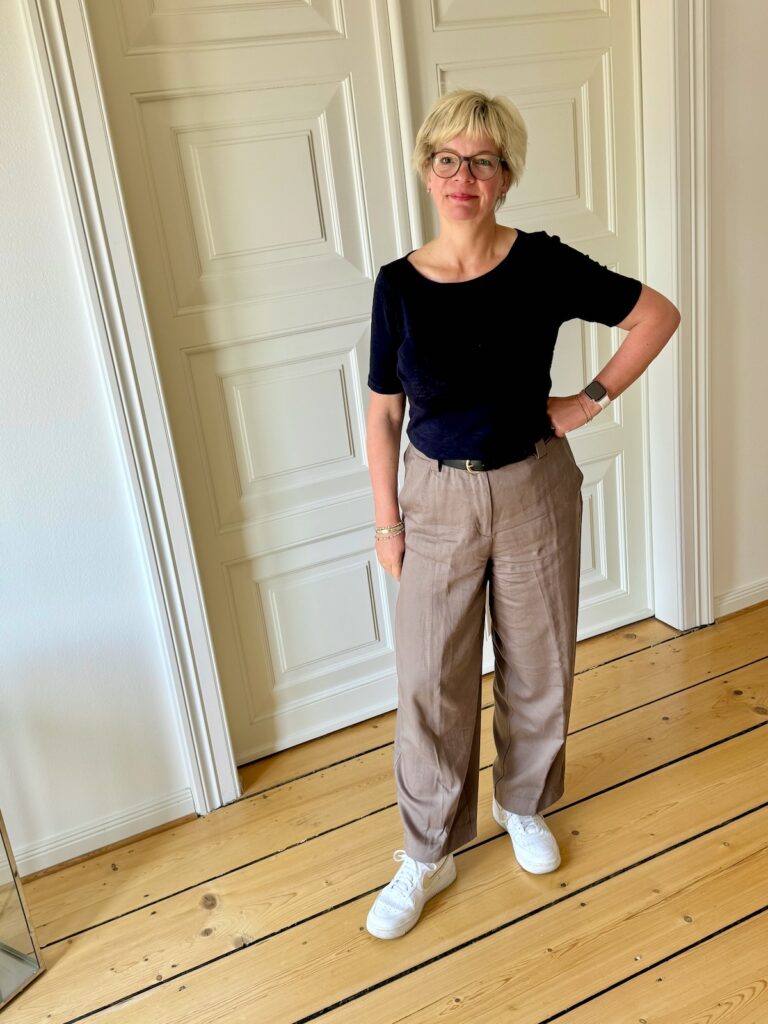Outfitinspirationen 24. Wo 26-Outfits-lifewithaglow-weite Hose taube-dunkelblaues T-Shirt-Sneaker weiß