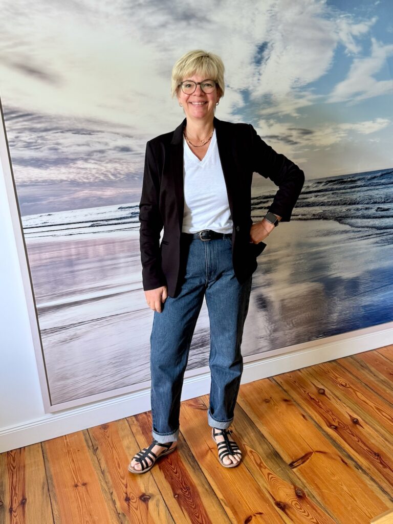 Outfitinspirationen 24. Wo 26-Outfits-lifewithaglow-Jeans weit-T-Shirt V-Ausschnitt weiß-Römersandalen-Blazer klassisch