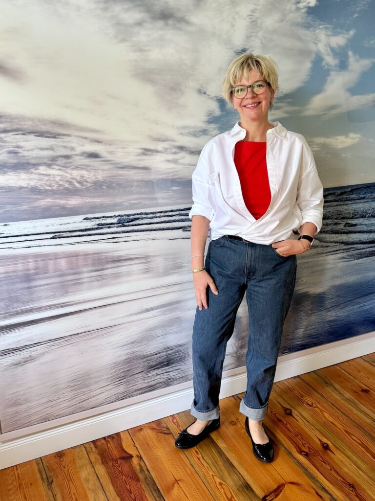 Outfitinspirationen 24. Wo 26-Outfits-lifewithaglow-Jeans weit-Top rot-Oxfordbluse weiß-Ballerina schwarz