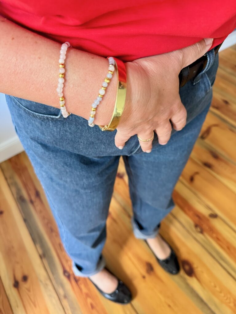 Outfitinspirationen 24. Wo 26-Outfits-lifewithaglow-Jeans weit-Top rot-Oxfordbluse weiß-Ballerina schwarz