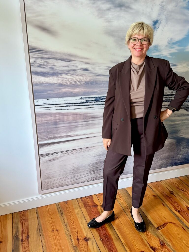 Outfitinspirationen 24. Wo 26-Outfits-lifewithaglow-Zigarettenhose braun-Blazer braun-Top Taupe-Ballerinas schwarz