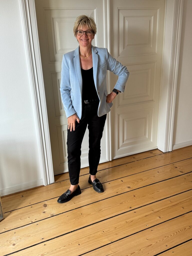 Outfitinspirationen 25. Woche 26-mit sommerlichen Einflüssen-lifewithaglow-Chino schwarz-T-Shirt schwarz Rundhals weit-Blazer hellblau-Loafer schwarz Outfitinspirationen 25. Woche 26-mit sommerlichen Einflüssen-lifewithaglow-Chino schwarz-T-Shirt schwarz Rundhals weit-Blazer hellblau-Loafer schwarz