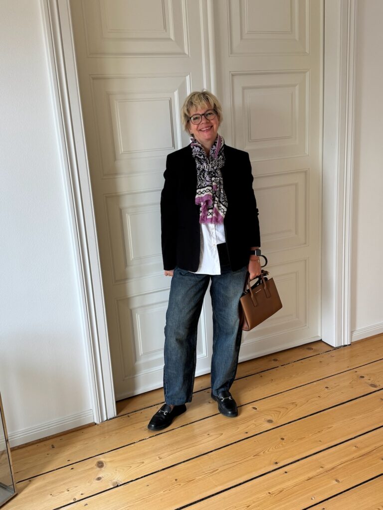 Outfitinspirationen 25. Woche 26-mit sommerlichen Einflüssen-lifewithaglow-Jeans barrelleg-weiße Bluse kragenlos-Halstuch gemustert-Armbänder Pera Schmuckmanufaktur-schwarzer Blazer