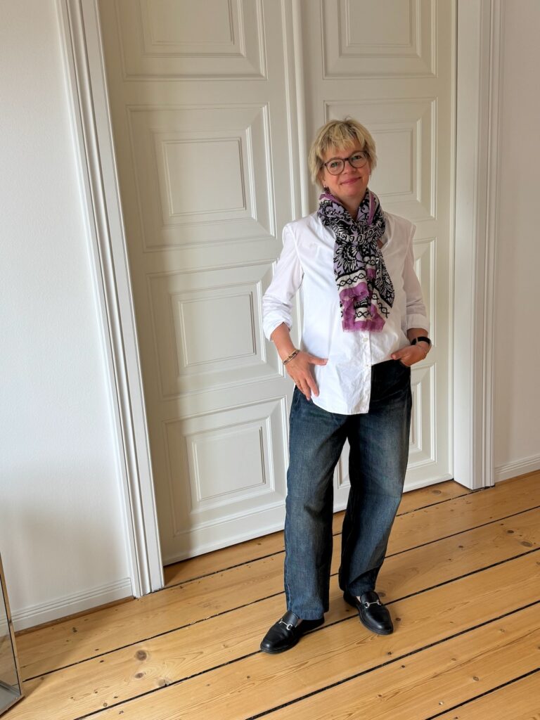 Outfitinspirationen 25. Woche 26-mit sommerlichen Einflüssen-lifewithaglow-Jeans barrelleg-weiße Bluse kragenlos-Halstuch gemustert-Armbänder Pera Schmuckmanufaktur-schwarzer Blazer Outfitinspirationen 25. Woche 26-mit sommerlichen Einflüssen-lifewithaglow-Jeans barrelleg-weiße Bluse kragenlos-Halstuch gemustert-Armbänder Pera Schmuckmanufaktur-schwarzer Blazer