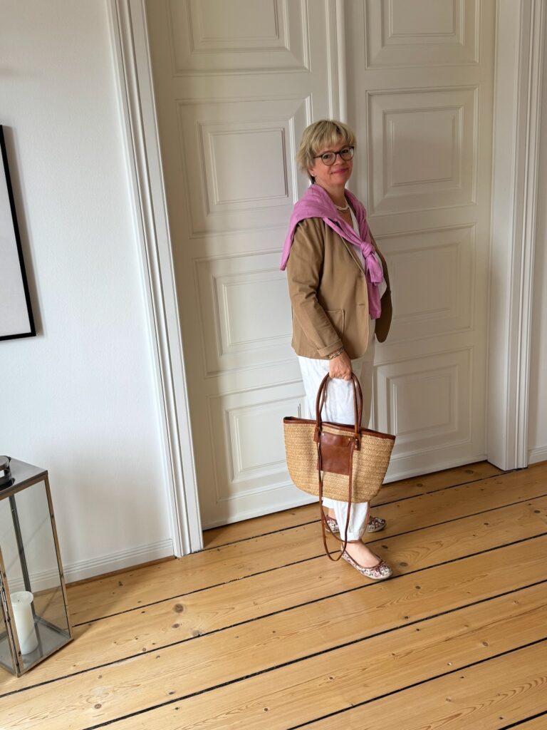 Outfitinspirationen 25. Woche 26-mit sommerlichen Einflüssen-lifewithaglow-joggpant ecru-T-Shirt V-Ausschnitt weiß-Strickjacke pink-Ballerina geblümt-Blazer Camel-Basttasche-Armbänder Pera Schmuckmanufaktur Outfitinspirationen 25. Woche 26-mit sommerlichen Einflüssen-lifewithaglow-joggpant ecru-T-Shirt V-Ausschnitt weiß-Strickjacke pink-Ballerina geblümt-Blazer Camel-Basttasche-Armbänder Pera Schmuckmanufaktur