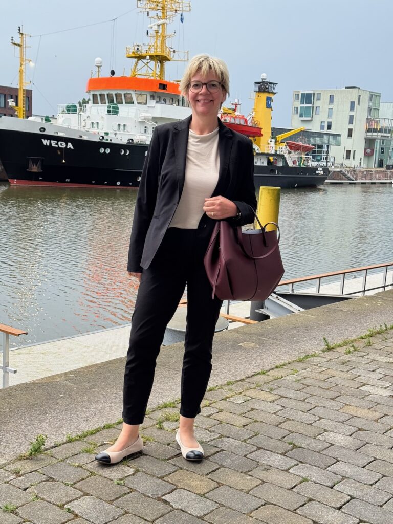 Outfitinspirationen 25. Woche 26-mit sommerlichen Einflüssen-lifewithaglow-Chino schwarz-Pulli beige Seide-Blazer schwarz-Two tone Ballerinas Outfitinspirationen 25. Woche 26-mit sommerlichen Einflüssen-lifewithaglow-Chino schwarz-Pulli beige Seide-Blazer schwarz-Two tone Ballerinas