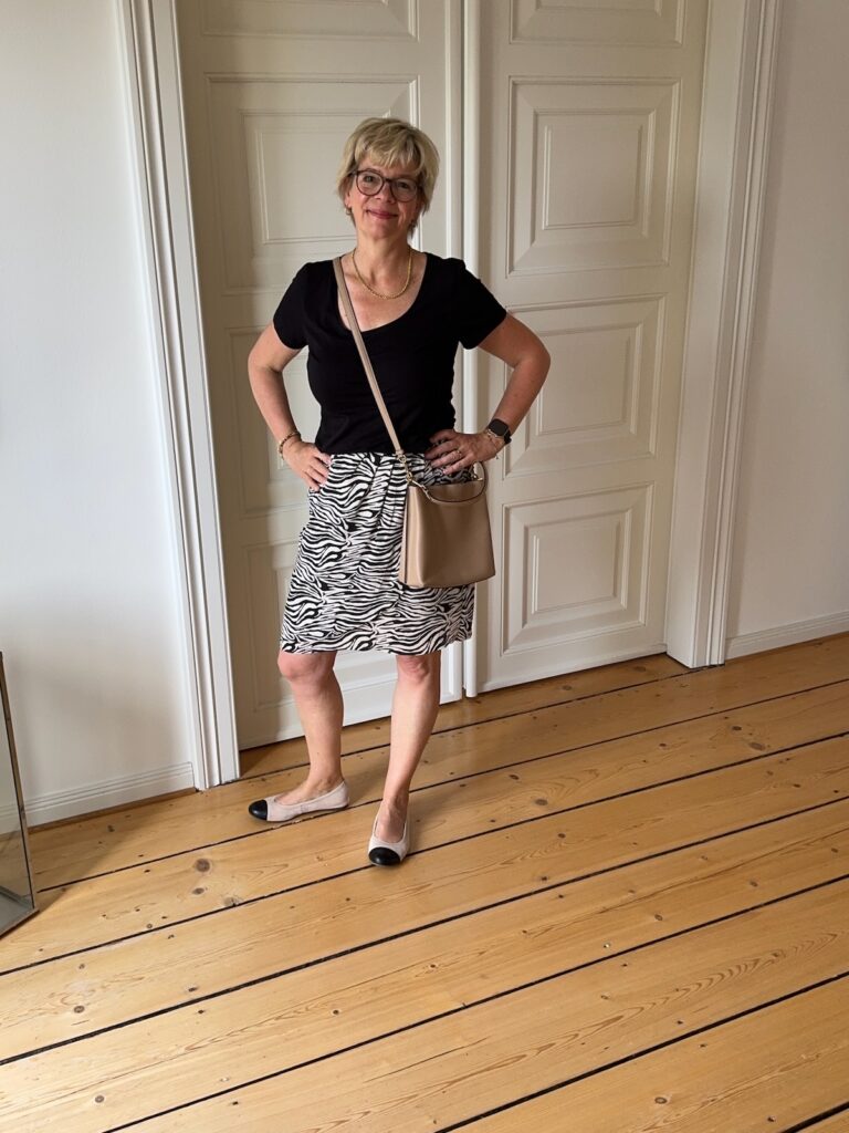 Outfitinspirationen 25. Woche 26-mit sommerlichen Einflüssen-lifewithaglow-Rock Zebramuster-schwarzes T-Shirt-Two Tone Ballerina-Armbänder Pera Schmuckmanufaktur- Mollie Bucket Bag beige Outfitinspirationen 25. Woche 26-mit sommerlichen Einflüssen-lifewithaglow-Rock Zebramuster-schwarzes T-Shirt-Two Tone Ballerina-Armbänder Pera Schmuckmanufaktur- Mollie Bucket Bag beige