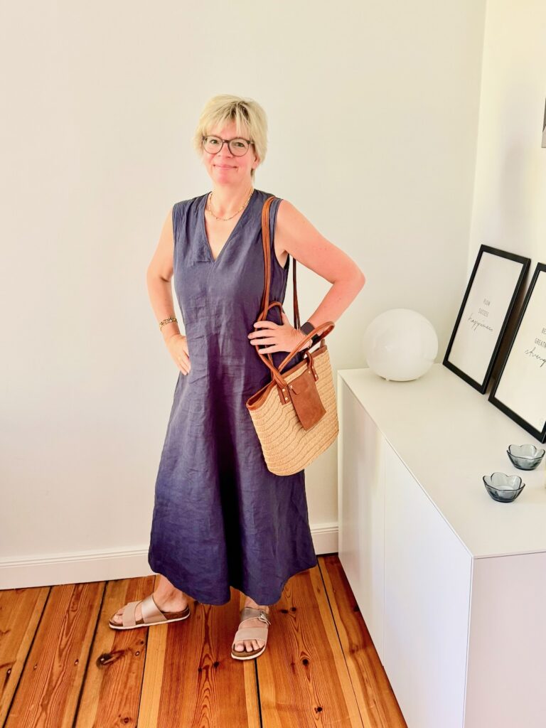 Outfitinspirationen-Sommerlooks-lifewithaglow-blaues Midi-Leinenkleid-rosa Pantoletten-Korbtasche