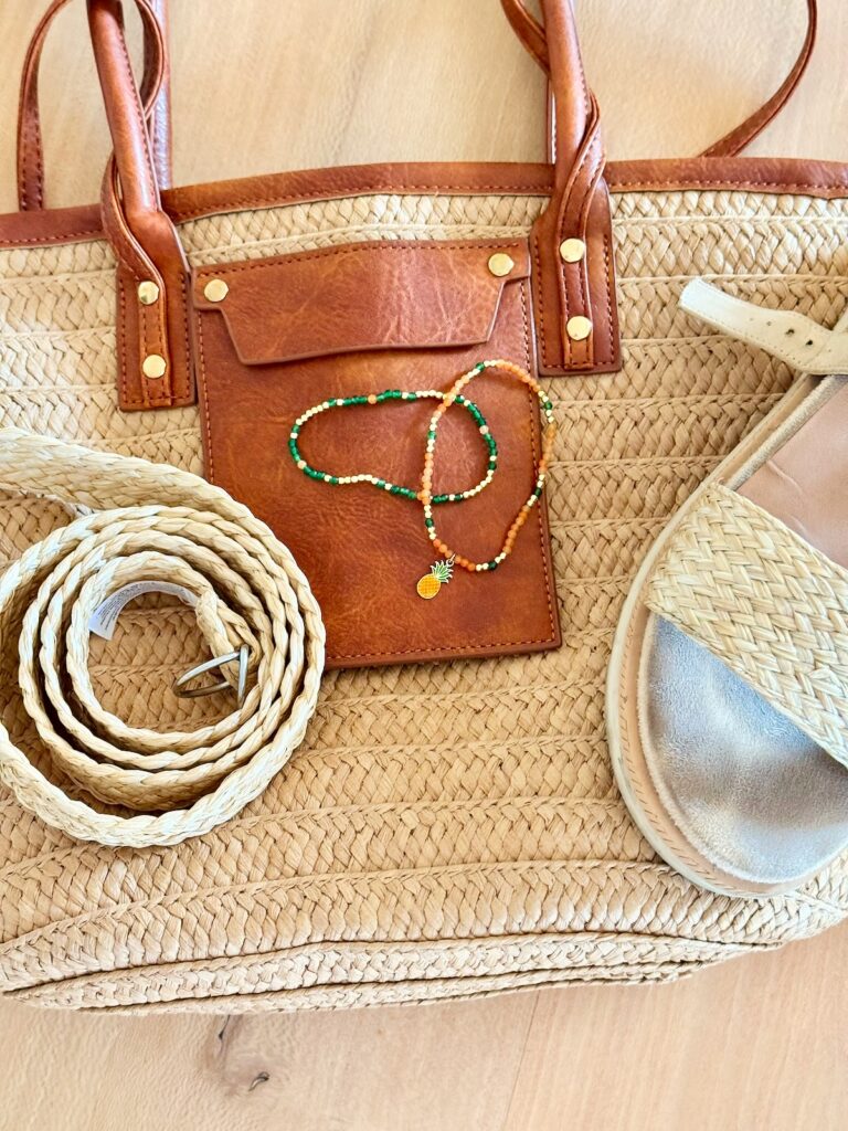 Outfitinspirationen-Sommerlooks-lifewithaglow-Shorts in rosa-apricot-weißes lockeres Top mit Spitzeneinsatz-Sandalen beige mit Bast-Korbtasche