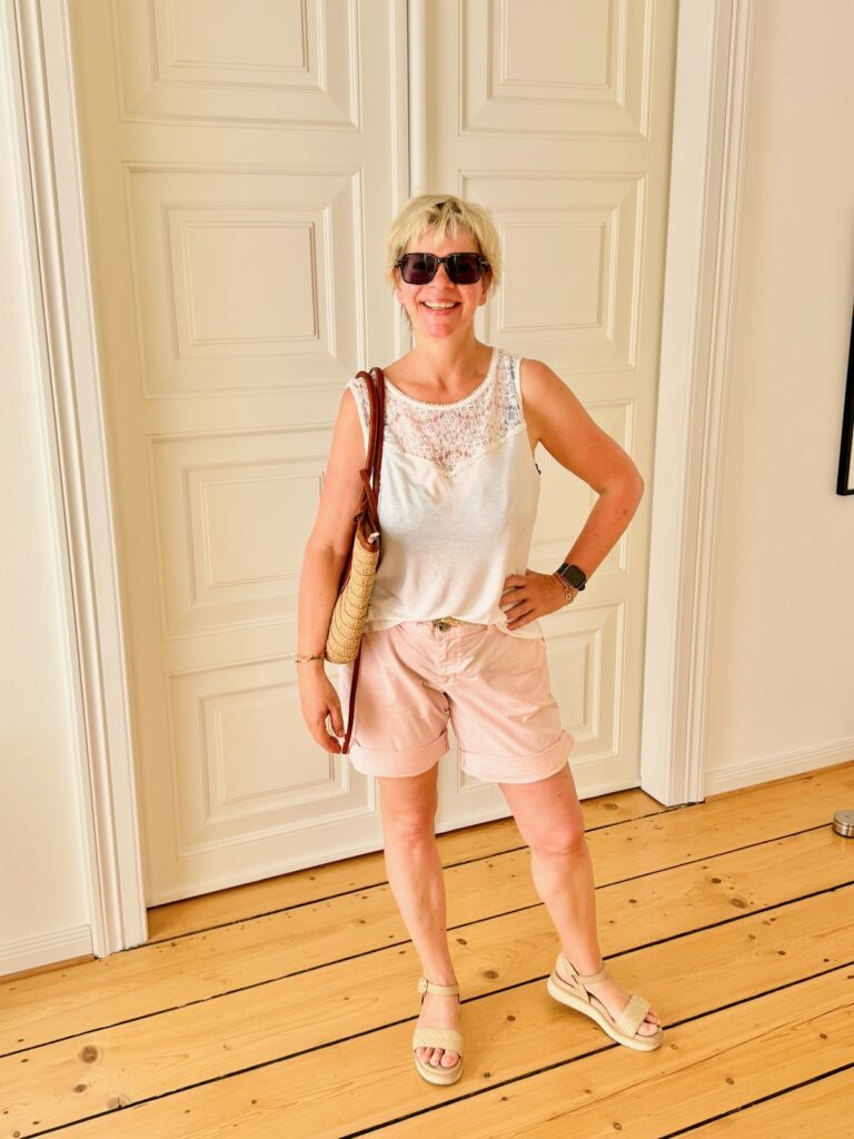 Outfitinspirationen-Sommerlooks-lifewithaglow-Shorts in rosa-apricot-weißes lockeres Top mit Spitzeneinsatz-Sandalen beige mit Bast-Korbtasche