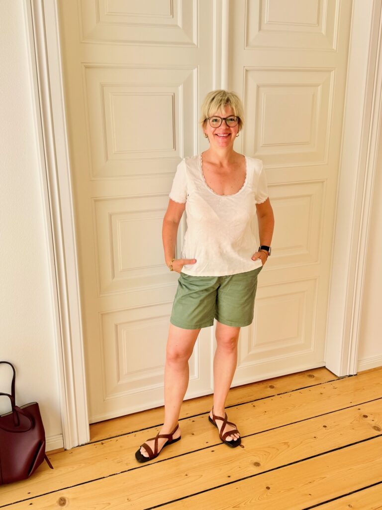 Outfitinspirationen-Sommerlooks-lifewithaglow-Shorts khaki-T-Shirt mit Lochstickerei-Sandalen-Armbänder Pera Schmuckmanufaktur