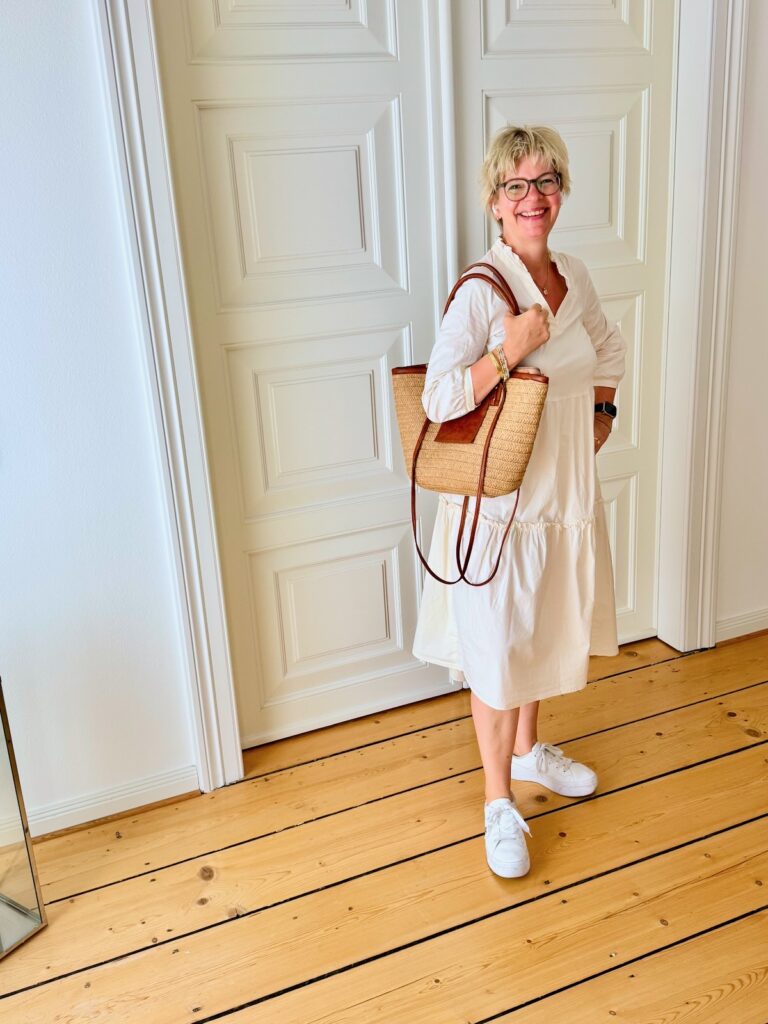 Outfitinspirationen-Sommerlooks-lifewithaglow-Stufenkleid ecru- Sneaker weiß- Korbtasche-Armbänder Pera Schmuckmanufaktur