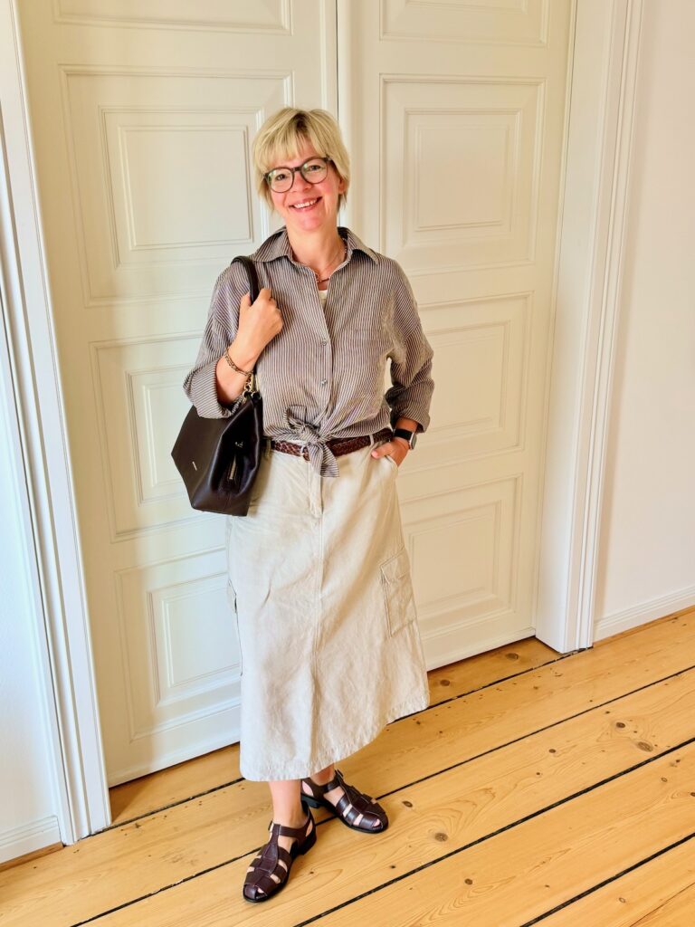 Outfitinspirationen-Sommerlooks-lifewithaglow-Cragorock beige- Bluse braun weiß gestreift- Fisherman Sandalen braun-Armbänder Pera Schmuckmanufaktur