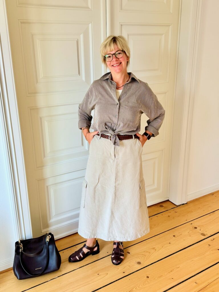 Outfitinspirationen-Sommerlooks-lifewithaglow-Cragorock beige- Bluse braun weiß gestreift- Fisherman Sandalen braun-Armbänder Pera Schmuckmanufaktur