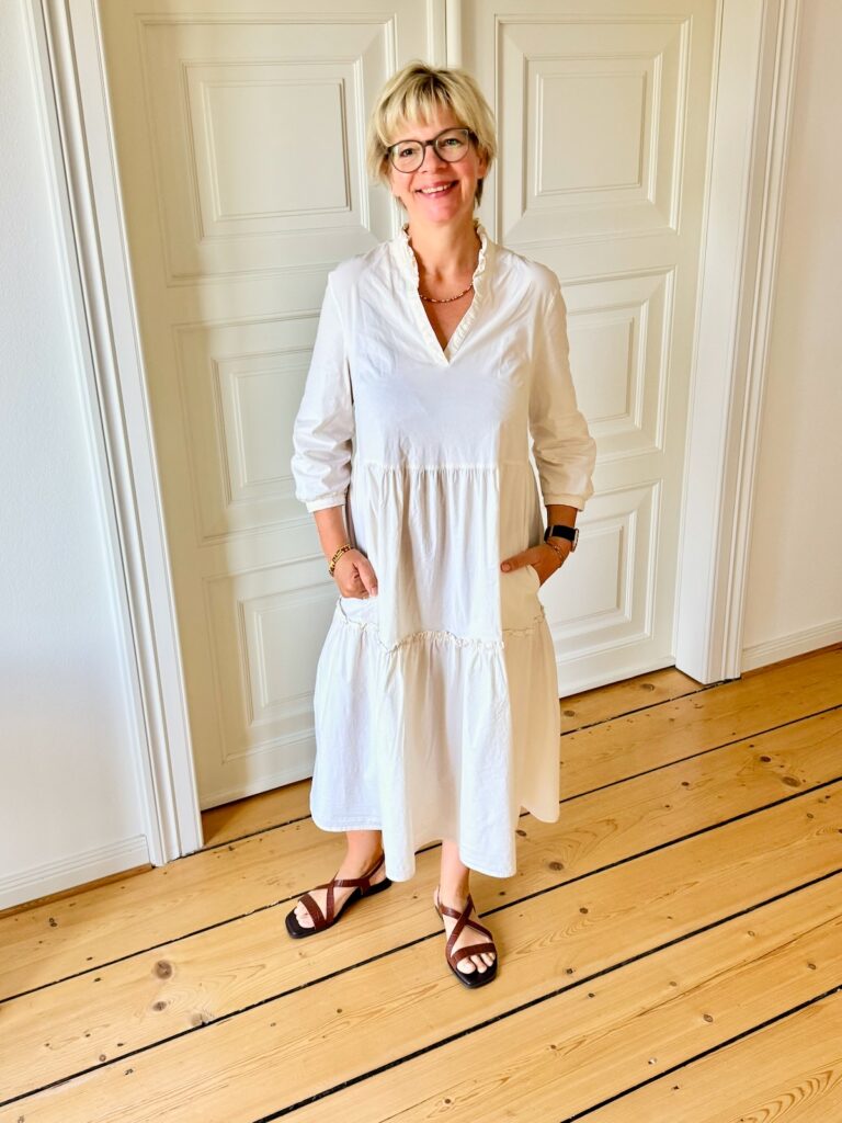 Outfitinspirationen-Sommerlooks-lifewithaglow-Stufenkleid midi ecru-Sandalen braun- Armbänder Pera Schmuckmanufaktur