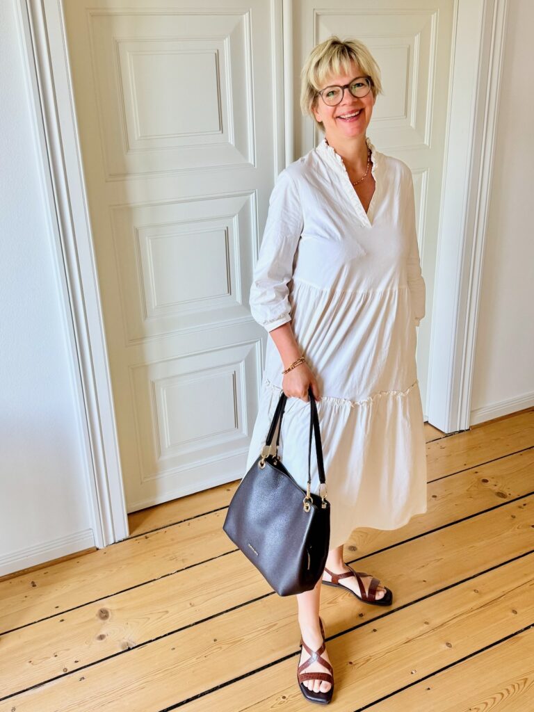 Outfitinspirationen-Sommerlooks-lifewithaglow-Stufenkleid midi ecru-Sandalen braun- Armbänder Pera Schmuckmanufaktur
