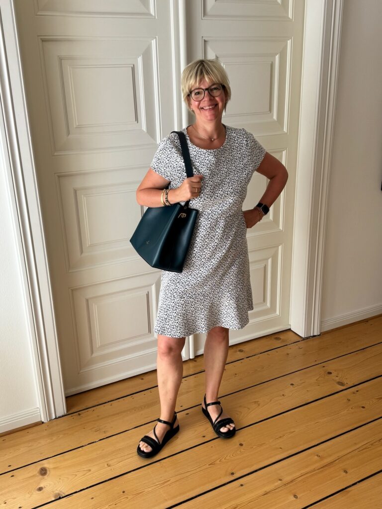 Outfitinspirationen-Sommerlich mit Kleidern, Shorts und Leinen-29. Woche 26-Blümchenkleid blau weiß-Sandalen schwarz-Tasche Petrol-lifewithaglow Outfitinspirationen-Sommerlich mit Kleidern, Shorts und Leinen-29. Woche 26-Blümchenkleid blau weiß-Sandalen schwarz-Tasche Petrol-lifewithaglow