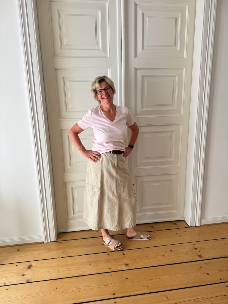 Outfitinspirationen-Sommerlich mit Kleidern, Shorts und Leinen-29. Woche 26-Cargorock beige-T-Shirt rosa-Pantoletten rosa-Armbänder Pera Schmuckmanufaktur-lifewithaglow Outfitinspirationen-Sommerlich mit Kleidern, Shorts und Leinen-29. Woche 26-Cargorock beige-T-Shirt rosa-Pantoletten rosa-Armbänder Pera Schmuckmanufaktur-lifewithaglow