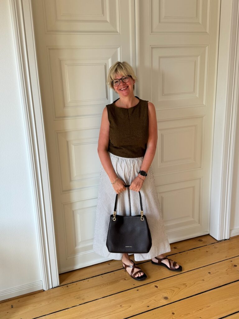 Outfitinspirationen-Sommerlich mit Kleidern, Shorts und Leinen-29. Woche 26-weite,leichte Hose gestreift braun ecru-Top braun crinkle-Sandalen braun-Armbänder Pera Schmuckmanufaktur-lifewithaglow Outfitinspirationen-Sommerlich mit Kleidern, Shorts und Leinen-29. Woche 26-weite,leichte Hose gestreift braun ecru-Top braun crinkle-Sandalen braun-Armbänder Pera Schmuckmanufaktur-lifewithaglow